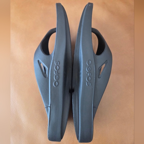 Oofos Black Ooriginal Recovery Sandals